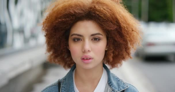 Portrait Young Hip Confident Lady Attitude Town Trendy Cool Stylish — Vídeo de stock