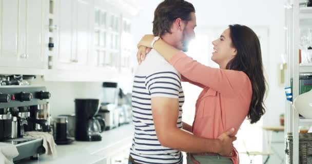 Video Filmación Una Pareja Joven Cariñosa Bailando Juntos Cocina Casa — Vídeos de Stock