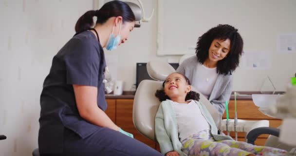 Learning Oral Dental Hygiene Dentist Talking Little Girl Her Mother — Αρχείο Βίντεο
