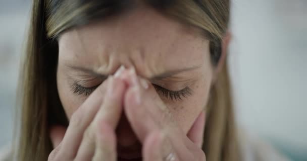Záběry Ženy Trpící Bolestí Hlavy — Stock video