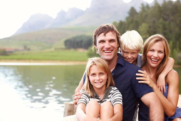 Lachende Gelukkige Jonge Familie Zitten Een Steiger Samen — Stockfoto