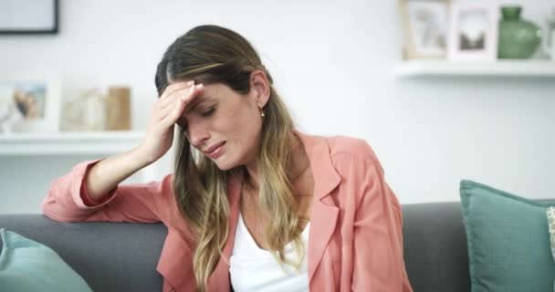 Video Beelden Van Een Vrouw Huilen Terwijl Thuis Zitten — Stockvideo