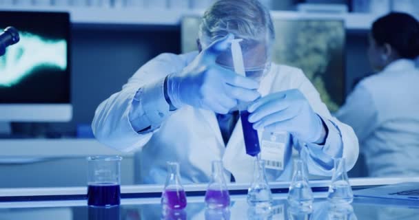 Mature Laboratory Scientist Using Syringe Beakers Test Examine Chemical Reaction — 图库视频影像