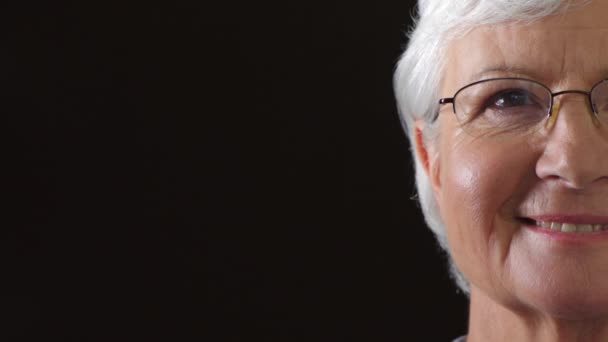 Das Halbe Gesicht Einer Glücklichen Seniorin Isoliert Auf Dunklem Hintergrund — Stockvideo