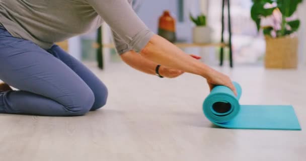 Volwassen Vrouw Rolt Een Yoga Mat Kalmerende Ademhalingsoefeningen Meditatie Zen — Stockvideo