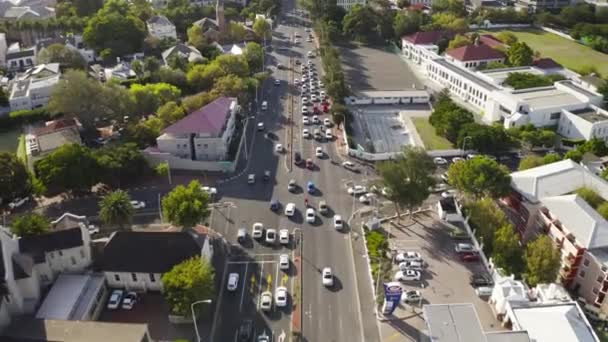 Şehirdeki Bir Yolda Giden Arabaların Video Görüntüleri — Stok video