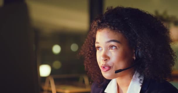 Ofiste Geç Saatlere Kadar Tek Başına Çalışırken Müşterilere Öğüt Veren — Stok video
