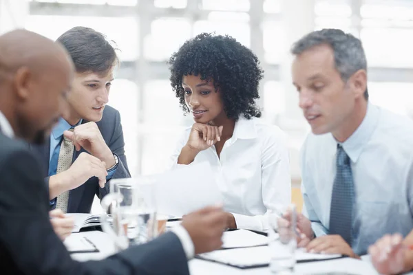 Eine Vielfältige Gruppe Von Geschäftsleuten Die Bei Einem Meeting Über — Stockfoto