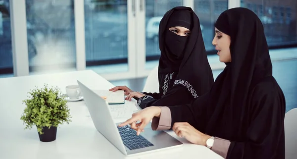 Dos Jóvenes Empresarias Árabes Que Trabajan Una Laptop Oficina — Foto de Stock