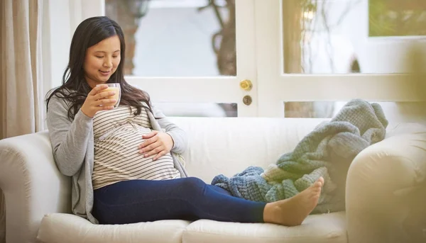 Attractive Young Pregnant Woman Drinking Iced Coffee While Relaxing Sofa — 스톡 사진