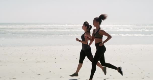 Video Footage Two Attractive Young Women Running Next Each Other — Stockvideo