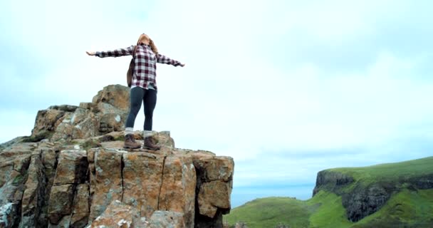 Vidéo Une Jeune Femme Profitant Vue Sur Montagne Pendant Randonnée — Video