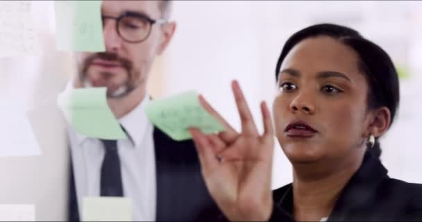 Videofilmer Tre Välklädda Företagare Som Arbetar Glasservett Sitt Kontor — Stockvideo