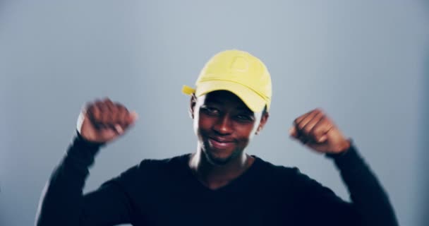 Gri Arka Planda Dans Eden Genç Bir Adamın Video Görüntüsü — Stok video