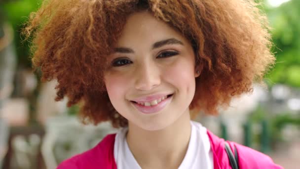 Portret Uśmiechniętej Afro Kobiety Białymi Zębami Zabiegu Wybielania Mieście Zbliżenie — Wideo stockowe
