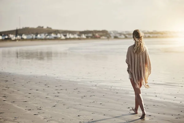 Rearview Shot Young Woman Walking Seashore — Fotografia de Stock
