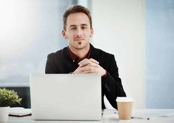 Portret Van Een Jonge Zakenman Aan Het Werk Een Laptop — Stockfoto