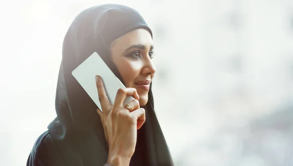 Attractive Young Businesswoman Dressed Islamic Traditional Clothing Making Phonecall While — ストック写真