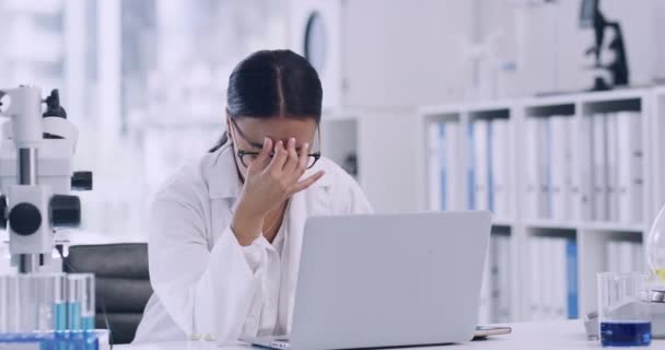 Chemist Having Pain Headache Migraine Due Workload Deadline Laboratory Stressed — Vídeo de Stock