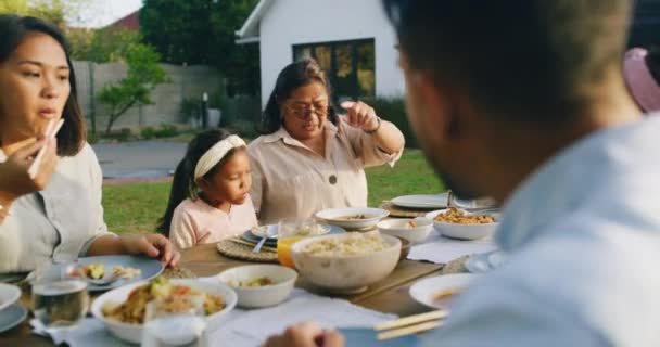 Többgenerációs Család Egy Asztalnál Étkezik Kertjükben Ázsiai Gyerekek Nagyszülők Szülők — Stock videók
