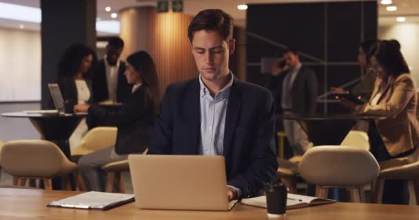 Filmagem Vídeo Jovem Empresário Trabalhando Laptop Uma Sala Conferências — Vídeo de Stock