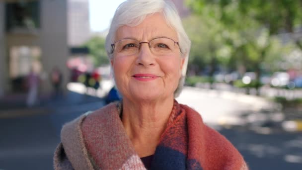 Porträt Einer Lachenden Älteren Frau Die Glücklich Draußen Einer Städtischen — Stockvideo