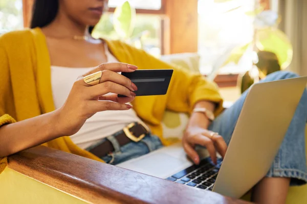 Unrecognizable Woman Shopping Online While Typing Her Laptop Holding Her —  Fotos de Stock