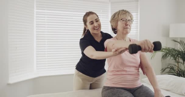 Vidéo Une Physiothérapeute Aidant Patient Âgé Faire Exercice — Video