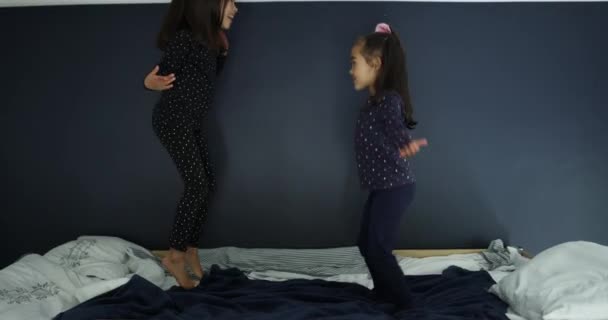 Video Footage Two Little Girls Playing Bed Together Home — Vídeo de Stock