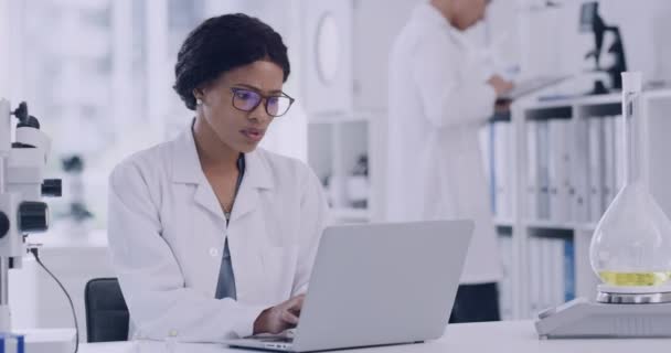 Stressed Scientist Working Laptop Lab Worried Unhappy Woman Struggling Burnout — Vídeos de Stock