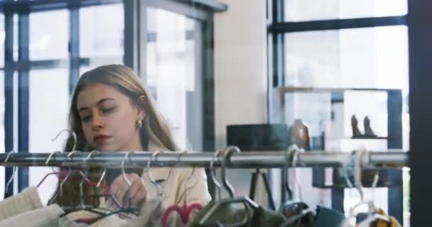 Imágenes Video Una Mujer Joven Mirando Ropa Una Barandilla Una — Vídeo de stock