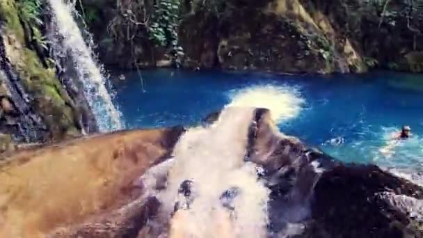 Imágenes Video Pov Una Persona Bajando Por Tobogán Agua Bosque — Vídeos de Stock