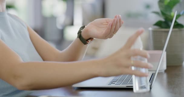 Video Footage Businesswoman Sanitising Her Hands While Working Home — Αρχείο Βίντεο