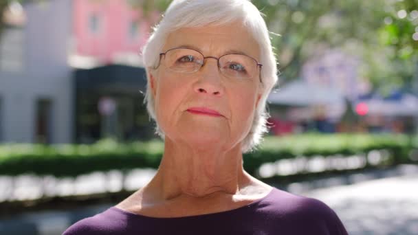 Dışarıda Gözlüklü Ciddi Bir Yaşlı Kadın Var Suratında Huysuz Şüpheci — Stok video