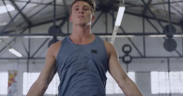 Spor Salonundaki Egzersiz Antrenman Sırasında Atlayan Genç Bir Adam Kendini — Stok video