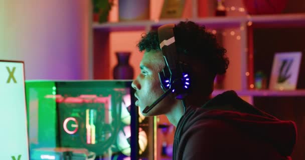 Fiatal Játékos Online Videojátékokat Játszik Egy Számítógép Monitoron Zöld Képernyős — Stock videók