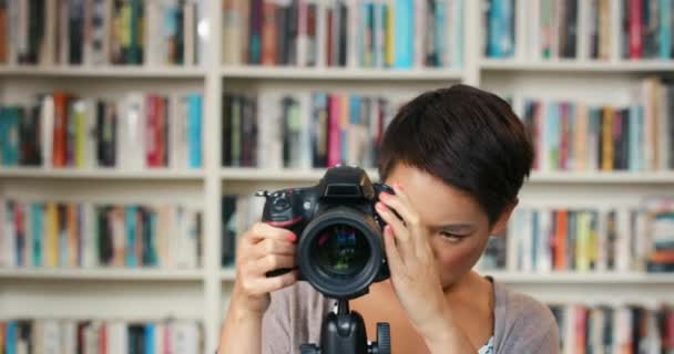Video Footage Attractive Young Woman Standing Front Bookshelf Using Camera — 图库视频影像