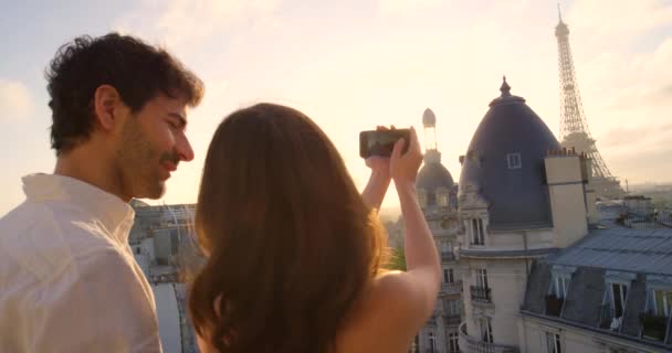 Video Footage Young Couple Taking Pictures Balcony Apartment Overlooking Eiffel — Vídeos de Stock