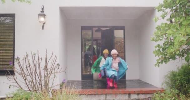 Una Famiglia Che Corre Fuori Casa Sotto Pioggia Con Bambini — Video Stock