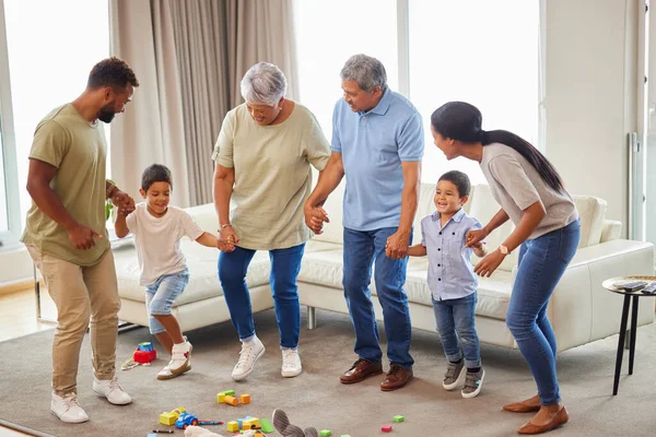 自宅のリビングルームで楽しさとダンスを持つ混合レース家族 小さな男の子と祖父母は両親と一緒に家で楽しい一日を過ごしています 楽しい家族とのダンスバトル — ストック写真