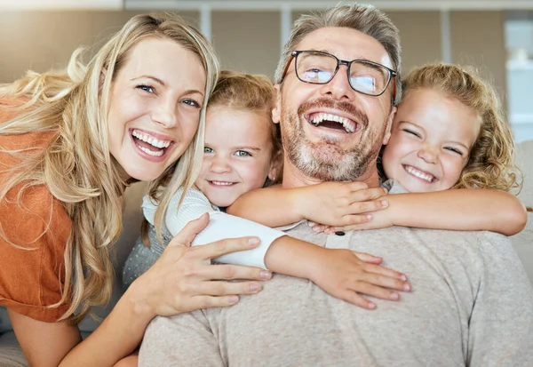 Retrato Uma Família Caucasiana Feliz Quatro Relaxantes Sala Estar Casa — Fotografia de Stock