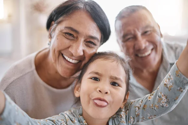 Gülümseyen Karışık Irk Büyükbabaları Torunlarının Evdeki Salonda Selfie Çekerken Portresi — Stok fotoğraf