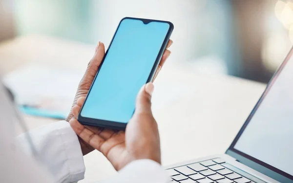 Closeup African American Woman Doctor Using Her Smart Phone While — 스톡 사진