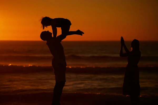 Young Family Silhouetted Beach While Playing Together Cheerful Family One — Stock fotografie