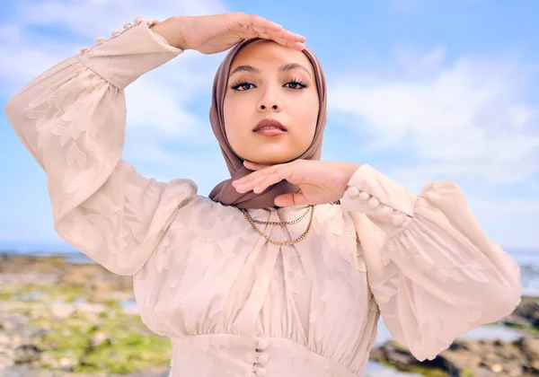 漂亮的年轻阿拉伯女人穿着头巾站在户外 迷人的女性穆斯林 头戴头巾 在外面摆姿势 她是关于时尚和时尚的 混血儿看上去自信而时尚 — 图库照片