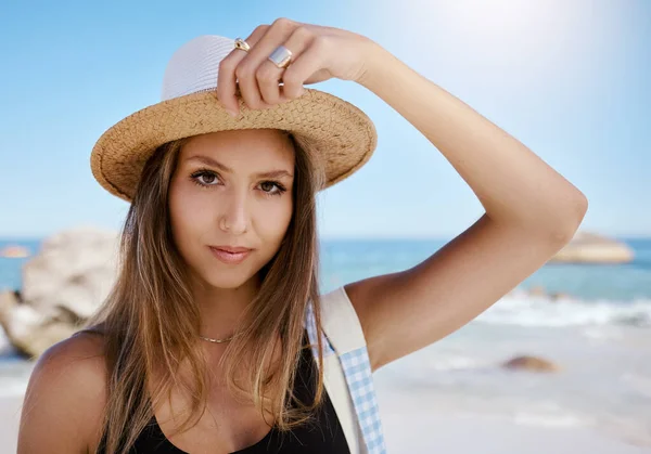 Vacker Ung Kaukasisk Kvinna Som Kopplar Stranden Njuta Sommarsemester Eller — Stockfoto