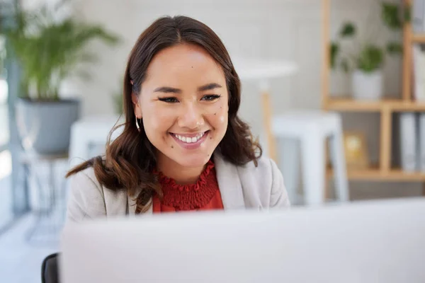 Young Smiling Asian Businesswoman Sitting Alone Office Browsing Internet Computer — Fotografia de Stock