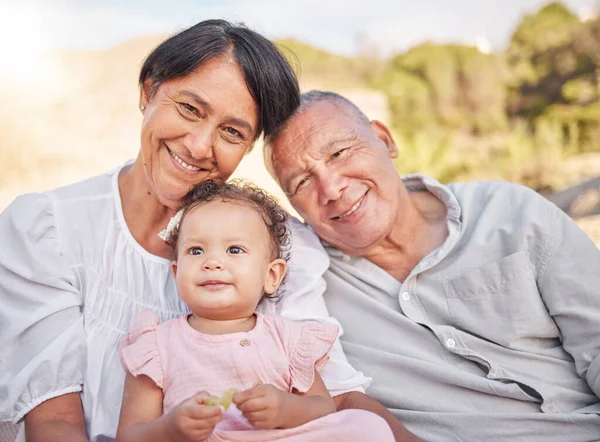 Happy Mixed Race Grandparents Sitting Granddaughter Beach Adorable Happy Hispanic — Stock Fotó