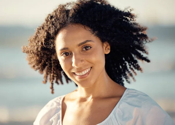 Portrait Happy Young Mixed Trace Woman Face Curly Afro Beautiful — Stockfoto