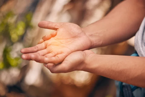 Shot Caucasian Man Suffering Cramp His Hand While Out Hiking — 图库照片